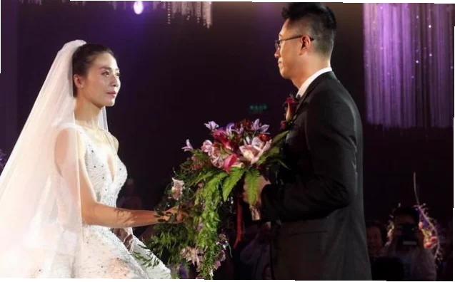 魏秋月婚礼：与丈夫携手红毯，她为何笑容带泪？