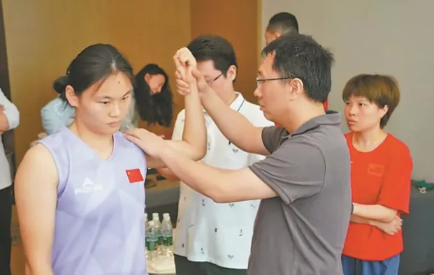 许多体操爱好者在练习时忽视手部保护，导致掌心磨损甚至撕裂